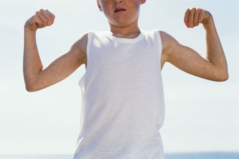 14岁时强壮的青少年和阴茎增大