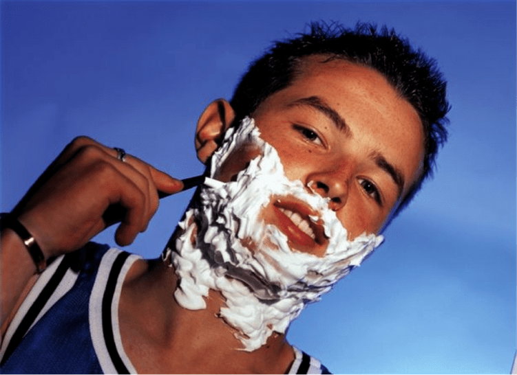 青少年刮胡子并考虑扩大他的阴茎