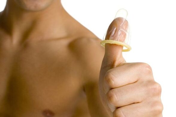 手指上的避孕套象征着青少年阴茎的增大