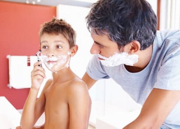 父亲教男孩刮胡子和增大阴茎